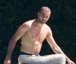Tony Parker et Eva Longoria se détendent en amoureux à Miami le 20 mai 2010 : TP se prépare pour une session de jet-ski 