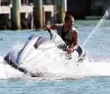 Tony Parker et Eva Longoria se détendent en amoureux à Miami le 20 mai 2010 : le roi du jet-ski ! 