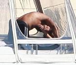 Tony Parker et Eva Longoria se détendent en amoureux à Miami le 20 mai 2010 : un baiser volé sous le soleil 
