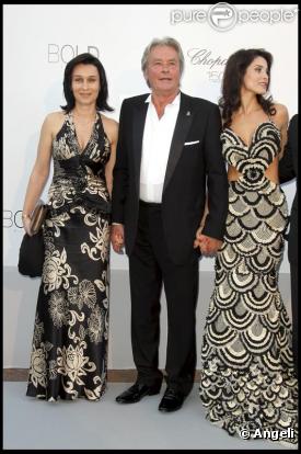 Alain Delon accompagné de Sophie Abdallah et de Sophia Marick lors du gala de l'amfAR le 20 mai 2010 à Antibes