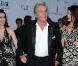 Alain Delon entouré de Sophie Abdallah et de Sophia Marick lors de la soirée de l'amfAR