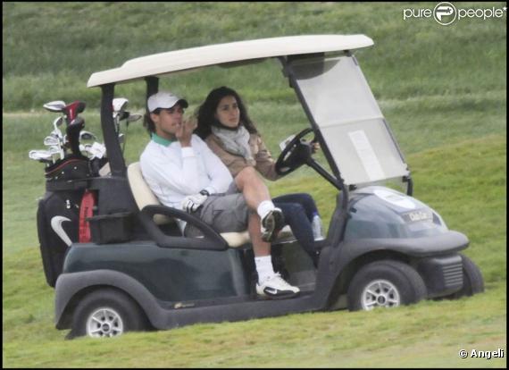 Rafael Nadal, le 20 mai 2010, s'adonne au golf sur son île de Majorque sous le regard de sa compagne Xisca