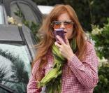 Isla Fisher, enceinte, brave la pluie dans les rues de Los Angeles