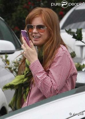 Isla Fisher, enceinte, brave la pluie dans les rues de Los Angeles
