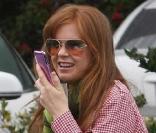 Isla Fisher, enceinte, brave la pluie dans les rues de Los Angeles