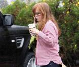 Isla Fisher, enceinte, brave la pluie dans les rues de Los Angeles