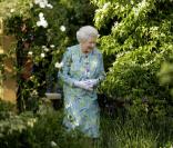 Le 24 mai 2010, quelques heures avant de procéder à la réouverture du Parlemeent, la reine Elizabeth II d'Angleterre apparaissait en toute simplicité à une exposition florale, à Chelsea 