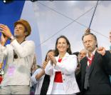 Ségolène Royal entourée de Yannick Noah, Renaud, Yvan Le Bolloc\'h<br />