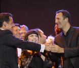Nicolas Sarkozy etouré par Mireille Mathieu, Arthur et tous ses amis people<br />