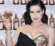 La superbe Dita Von Teese vous invite à trinquer... dans une ambiance so glamour !