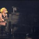Lady Gaga craque en plein concert...