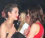 Marion Cotillard discute avec Emily Blunt lors de l'after-party de l'amfAR 2010 le 20 mai 2010