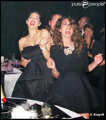 Marion Cotillard danse avec Mademoiselle Agnès lors de l'after-party de l'amfAR 2010 le 20 mai 2010