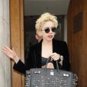 Lady Gaga, toujours perchée sur ses incroyables chaussures, aurait-elle craqué pour... une femme ?