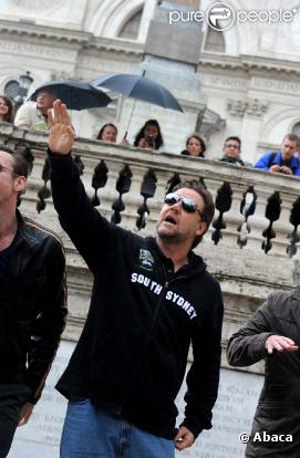 Russell Crowe et ses partenaires de  Robin des Bois  chantent dans les rues de Romes, mai 2010 !