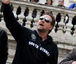 Russell Crowe et ses partenaires de  Robin des Bois  chantent dans les rues de Romes, mai 2010 !