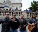 Russell Crowe et ses partenaires de Robin des Bois chantent dans les rues de Romes, mai 2010 !