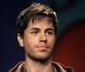 Enrique Iglesias sans complexes : Après avoir avoué qu'il avait un petit pénis, il confie avoir recours au Viagra...