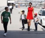 Victoria Beckham et ses fils à l'aéroport de Los Angeles, le 5 juin 2010
