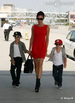Victoria Beckham et ses fils à l'aéroport de Los Angeles, le 5 juin 2010