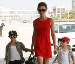 Victoria Beckham et ses fils à l'aéroport de Los Angeles, le 5 juin 2010