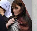 Carla Bruni, voilée, avant d'entrer dans une mosquée en Tunisie, en 2008