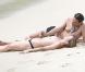 Jamie Hince teste ses talents de sculpteur de sable sur le corps de Kate... 