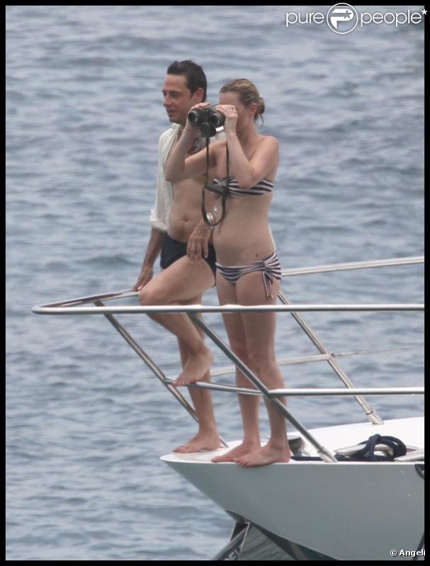 Kate Moss a envie d'espionner les espèces marines... Avec Jamie Hince, elle est cool à St Barth...