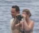 Kate Moss :  A moitié nue, elle se laisse modeler sur le sable par son amoureux...