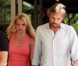 Britney Spears et son petit ami Jason Trawick se rendent dans un centre commercial pour acheter des vélos à Sean Preston et Jayden James, les enfants de Brit, vendredi 11 juin à Los Angeles.