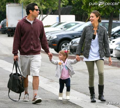 Jessica Alba, Cash Warren et leur adorable fille Honor à Los Angeles le 12 juin 2010