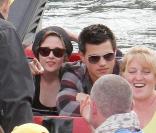 Kristen Stewart et Taylor Lautner s'offrent une balade en bateau, le dimanche 30 mai à Sydney, en Australie.