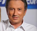 Michel Drucker : Après sa rencontre avec Carla Bruni en aviatrice, voilà que son agenda est déjà surchargé l'année prochaine !