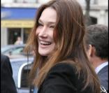 Carla Bruni a accepté de se photographier pour soutenir La Chaîne de L'Espoir.