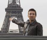 Sharlto Copley et  L'agence tous risques  en promo à Paris, sur le Champ de Mars, le 14 juin 2010.