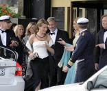 A Stockholm, les 16 et 17 juin, des invités de prestige ont commencé à affluer en vue du mariage de la princesse Victoria samedi 19 juin. Photo : Mathilde de Belgique et le prince Philippe de Belgique, et Maxima et Willem-Alexander des Pays-Bas.<br /