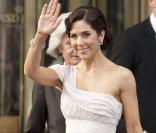 A Stockholm, les 16 et 17 juin, des invités de prestige ont commencé à affluer en vue du mariage de la princesse Victoria samedi 19 juin. Photo : Mary de Danemark. 