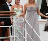 A Stockholm, les 16 et 17 juin, des invités de prestige ont commencé à affluer en vue du mariage de la princesse Victoria samedi 19 juin. Photo : Mette-Marit de Norvège ; en arrière-plan, sa belle-soeur Martha-Louise et son mari Ari Behn. 