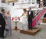 A Stockholm, les 16 et 17 juin, des invités de prestige ont commencé à affluer en vue du mariage de la princesse Victoria samedi 19 juin. Photo : Mette-Marit de Norvège et son époux le prince héritier (à gauche), avec Martha-Louise et Ari Behn. 
