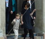 A Stockholm, les 16 et 17 juin, des invités de prestige ont commencé à affluer en vue du mariage de la princesse Victoria samedi 19 juin. Photo : Mary de Danemark et le jeune prince Christian. 