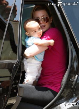 Ellen Pompeo et sa fille Stella Luna à Los Angeles, le 18 juin 2010