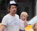 Ethan Hawke et ses enfants Maya et Levon, ainsi que sa nouvelle femme Ryan Shawhughes, et leur bébé Clementine Jane