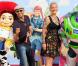 Dave et Stéphanie de Nouvelle Star 2010 à l'occasion de l'avant-première de Toy Story 3 , au Gaumont du Disney Village, à Marne-la-Vallée, le 26 juin 2010.