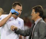John Terry (ici avec le sélectionneur Fabio Capello face à l'Algérie) et ses partenaires n'ont rien pu faire façe à l'Allemagne et après une défaite 4 à 1 sont éliminés de la Coupe du Monde