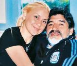 Diego Maradona et sa fiancée Veronica Ojeda, à l'occasion des 31 ans de la jeune femme, en Afrique du Sud, en juin 2010.