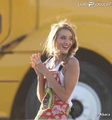 Rosie Huntington-Whiteley, avec un très élégant tablier à l'effigie de Barack Obama, sur le tournage de  Transformers 3 , à Los Angeles, le 1er juillet 2010.