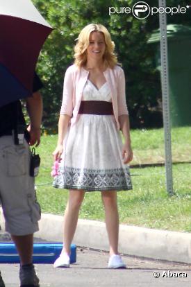 Elizabeth Banks en plein tournage, le 2 juillet 2010