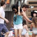 Vanessa Hudgens s'éclate avec son Zac Efron, non loin d'une foule de vedettes qui bronzent !