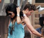 Vanessa Hudgens et Zac Efron avec des amis à Malibu le 4 juillet 2010