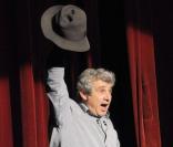 Michel Boujenah, sur scène, dans son spectacle Enfin libre !